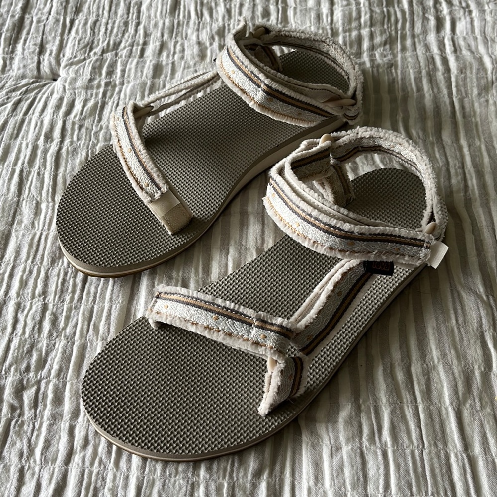 Womens Teva sandals!